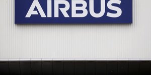 Airbus depasse les attentes au deuxieme trimestre grace a l'a350 et aux changes