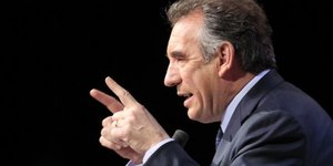Bayrou critique "l'obstination de fillon", fait durer le suspense