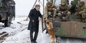 Bernard-Henri Lévy aux côtés de soldats ukrainiens.
