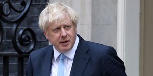 Boris johnson dement avoir menti a la reine