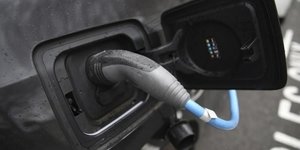 Branchez votre voiture electrique au lampadaire