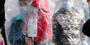 coronavirus, Shanghai, gare, passagers, train, contamination, sacs plastique, protection virale,