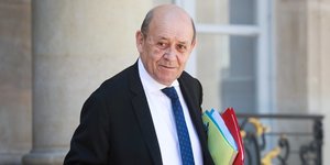 De retour de kinshasa, le drian respecte "scrupuleusement" les mesures de distanciation