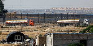 Des camions-citernes de l'onu se dirigent vers la frontiere entre gaza et l'egypte a rafah