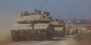 Des chars et vehicules militaires israeliens prennent position pres de la frontiere entre israel et la bande de gaza, dans le sud d'israel