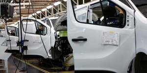 Des employes travaillent sur une chaine de montage automobile