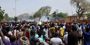 Des manifestants pro-junte devant l'ambassade de france a niamey, la capitale du niger