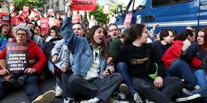 Des militants ecologistes protestent lors de l& 39 assemblee generale annuelle de totalenergies a paris