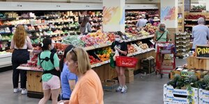 Des personnes font des achats dans un supermarche alors que l'inflation a affecte les prix a la consommation a manhattan, new york