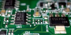 Des puces semi-conductrices sont visibles sur un circuit imprime