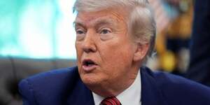 Donald trump dans le bureau ovale a la maison blanche