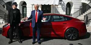 Donald Trump et Elon Musk devant une Tesla