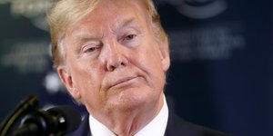 Donald Trump tient une conférence de presse lors du Forum économique mondial de Davos