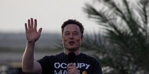 Elon musk a la base de spacex a brownsville, au texas