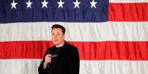 Elon musk, pdg de tesla et proprietaire de x, parle du vote lors d'une reunion publique d'america pac a folsom
