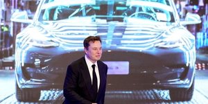 Elon musk vend pour 5 milliards de dollars d'actions tesla apres un vote sur twitter