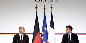 Emmanuel macron et le chancelier allemand olaf scholz lors d'un conseil des ministres conjoint franco-allemand a l'elysee