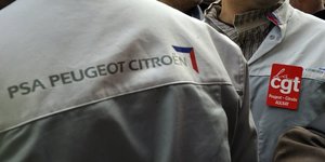 Employés d'une usine PSA Peugeot-Citroën