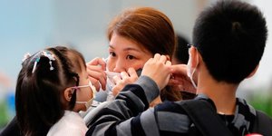 Femme ajuste masque pour prvenir dclenchement nouveau coronavirus Chine