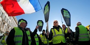 "gilets jaunes": aux revendications, l'executif repond evaluations