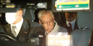 Greg Kelly, ancien collaborateur de Carlos Ghosn chez Nissan, est vu dans une voiture, après avoir été libéré d'un centre de détention à Tokyo, au Japon, le 25 décembre 2018.