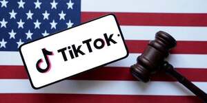 Illustration du logo de tiktok, le drapeau des etats-unis et un marteau de juge