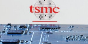 Illustration du logo tsmc et d'une carte mere d'ordinateur