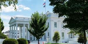 L& 39 exterieur de la maison blanche est vu depuis la pelouse nord a washington
