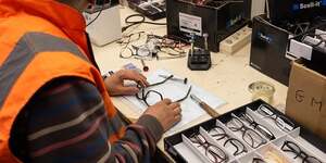 La start-up s& 8217 appuie sur des ateliers en rEinsertion professionnelle, chez Vitamine T, A Lesquin 59 pour reconditionner ces montures, leur offrant ainsi une nouvelle vie.