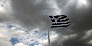Le drapeau grec brandis par des Grecs au-dessus de l'Acropole d'Athènes, Grèce