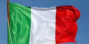 Le drapeau italien flotte devant l'"altare della patria", egalement connu sous le nom de "vittoriano", dans le centre de rome