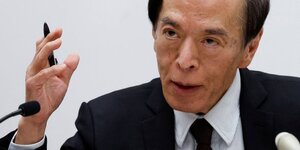 Le gouverneur de la banque du japon boj , kazuo ueda, participe a une conference de presse a tokyo