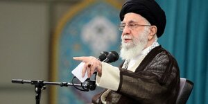 Le guide supreme iranien, l& 39 ayatollah ali khamenei lors d& 39 une reunion avec des etudiants a teheran