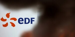 Le logo de l'entreprise d'edf derriere un feu allume lors d'une greve