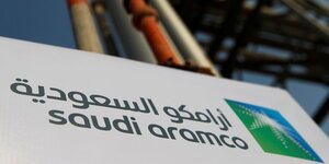 Le logo de saudi aramco sur le site petrolier d'abqaiq
