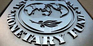 Le logo du fonds monetaire international fmi vu a l& 39 exterieur du batiment de son siege a washington