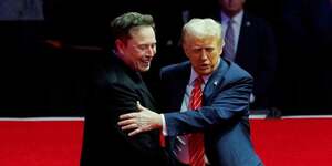 Le president americain donald trump salue elon musk lors d'un rassemblement a washington