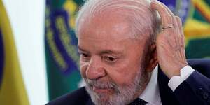 Le president bresilien luiz inacio lula da silva assiste a une ceremonie de signature d'un avenant aux travaux du chemin de fer transnordestina, au palais du planalto a brasilia, au bresil