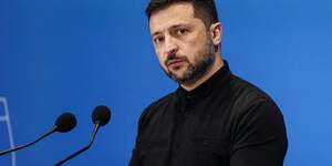Le president ukrainien volodimir zelensky assiste a une conference de presse a rome.