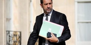Le remaniement devrait etre annonce mardi, dit castaner