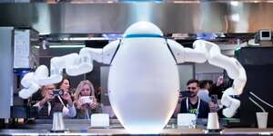 Le robot Adam, barman conçu par la société Richtech Robotics, prépare un café, au CES de Las Vegas, en janvier 2024.