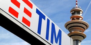 Le siege de telecom italia dans le quartier rozzano de milan