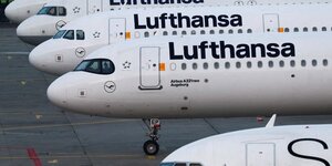 Les avions de lufthansa stationnes a l'aeroport de francfort