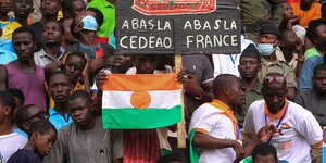 Les nigeriens se rassemblent pour soutenir les soldats putschistes et pour exiger le depart de l& 39 ambassadeur de france, dans la capitale niamey, au niger