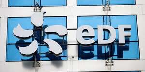 Logo d& 39 edf sur la facade de son siege social a paris