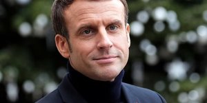 Macron en col roulE