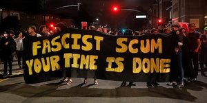Manifestation anti-fasciste à Oakland, Californie, après la manifestation de Charlottesville