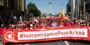 Manifestation pour l'indépendance Crédit Mutuel Arkéa