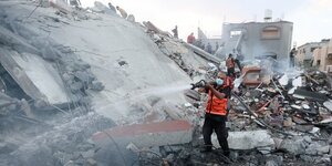 Operations de secours et de recherche sur le site des frappes israeliennes sur un immeuble residentiel, dans le centre de la bande de gaza