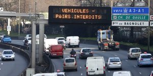 Paris circulation alternée: sur le périphérique parisien, panneau indiquant que "véhicules pairs interdits" pendant l'épisode de pollution du lundi 23 mars 2015